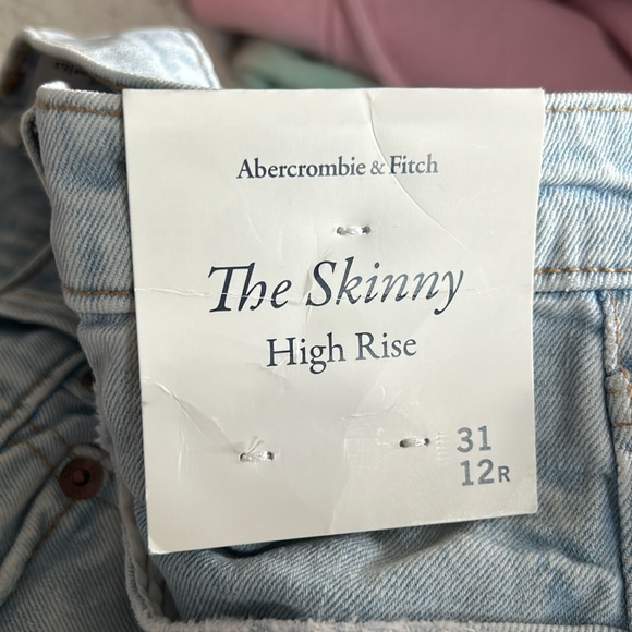 Abercrombie and Fitch, high-rise skinny jean - Picture 8 of 8